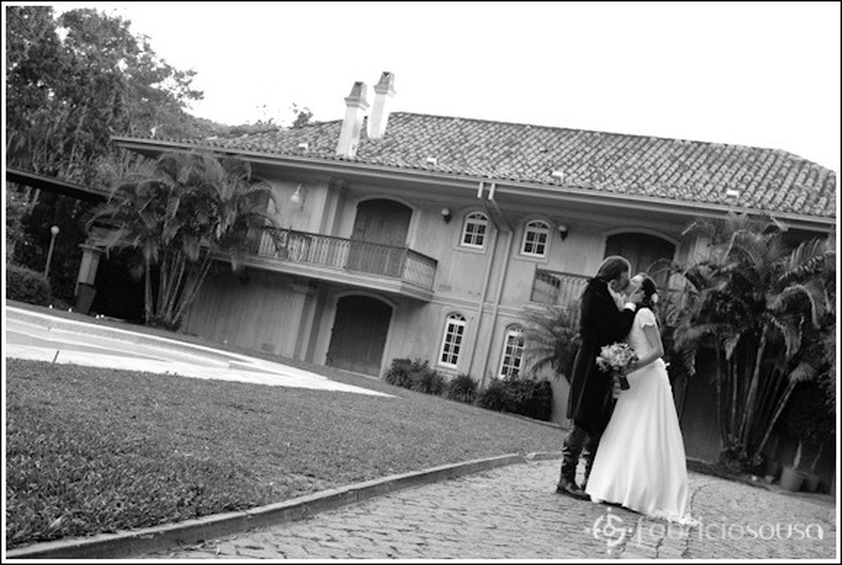 Beijo do casal em frente à piscina na Casa Rosa na Lagoa