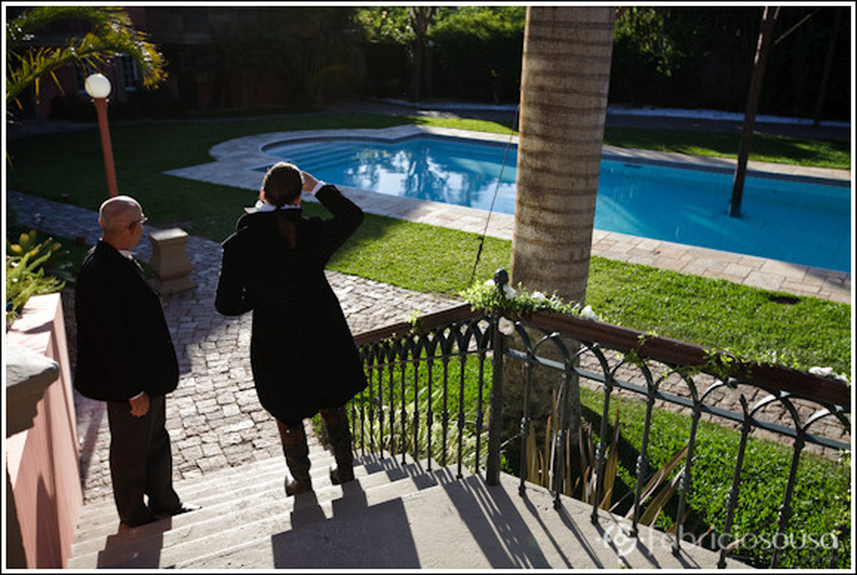 Maurizio aguarda a noiva na Casa Rosa em frente à piscina