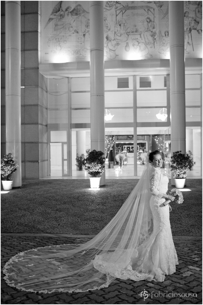 Noiva posando para fotografia com buque