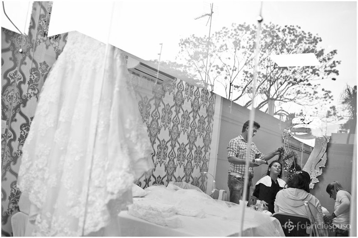 Preparativos da noiva e vestido pendurado em destaque