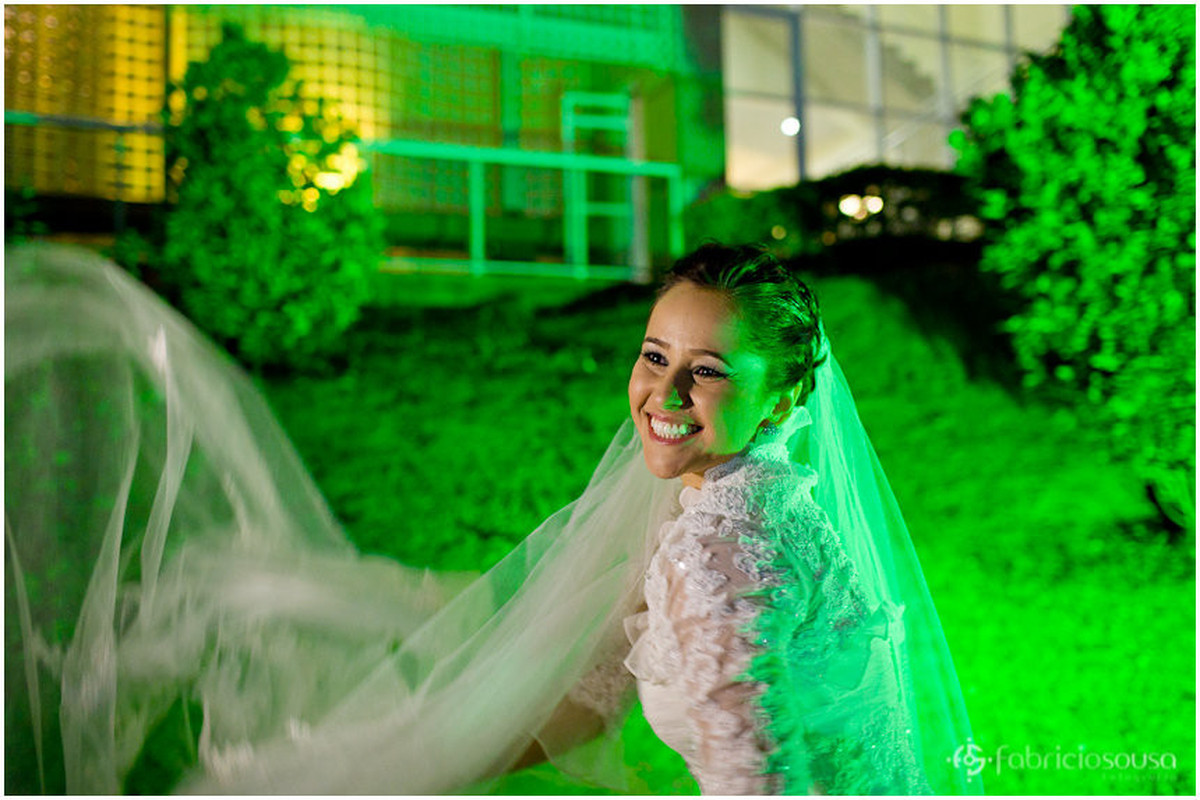 Noiva sorridente brinca com véu