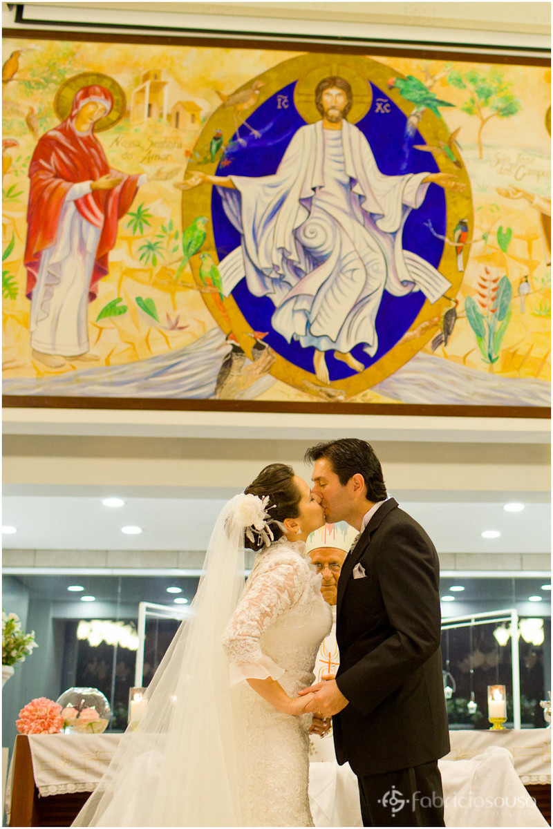 Beijo do casal no altar da igreja