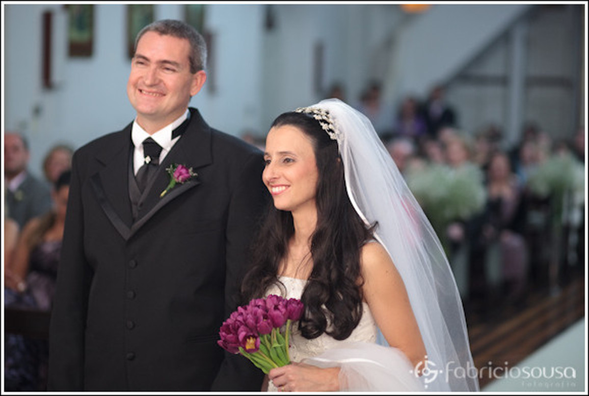 Andrea e Sandro sorridentes no altar da igreja