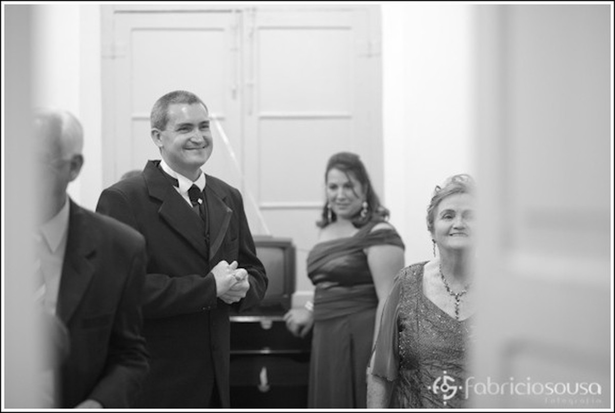 Noivo espera ansiosamente pela entrada da noiva na igreja