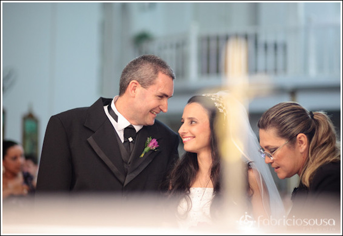 Troca de olhares entre casal no altar