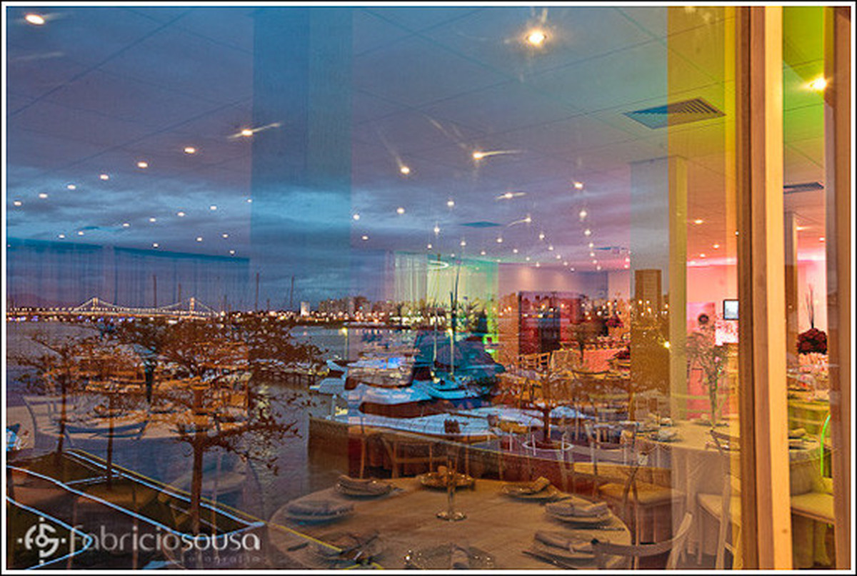 Reflexo colorido no vidro e barcos atracados no pier em Floripa