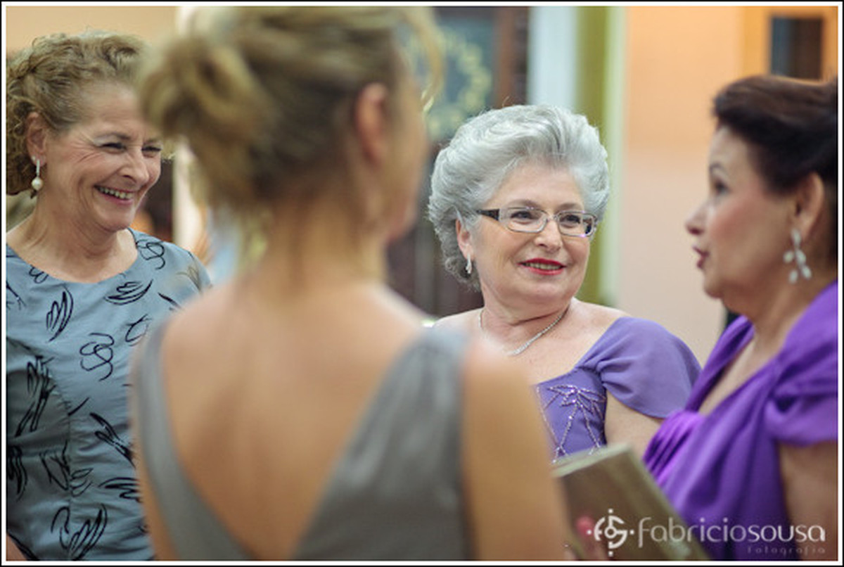 Familia conversando enquanto esperam pela entrada da noiva