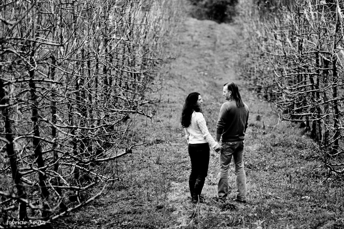 Amanda e Maurízio posam em meio à natureza da serra catarinense