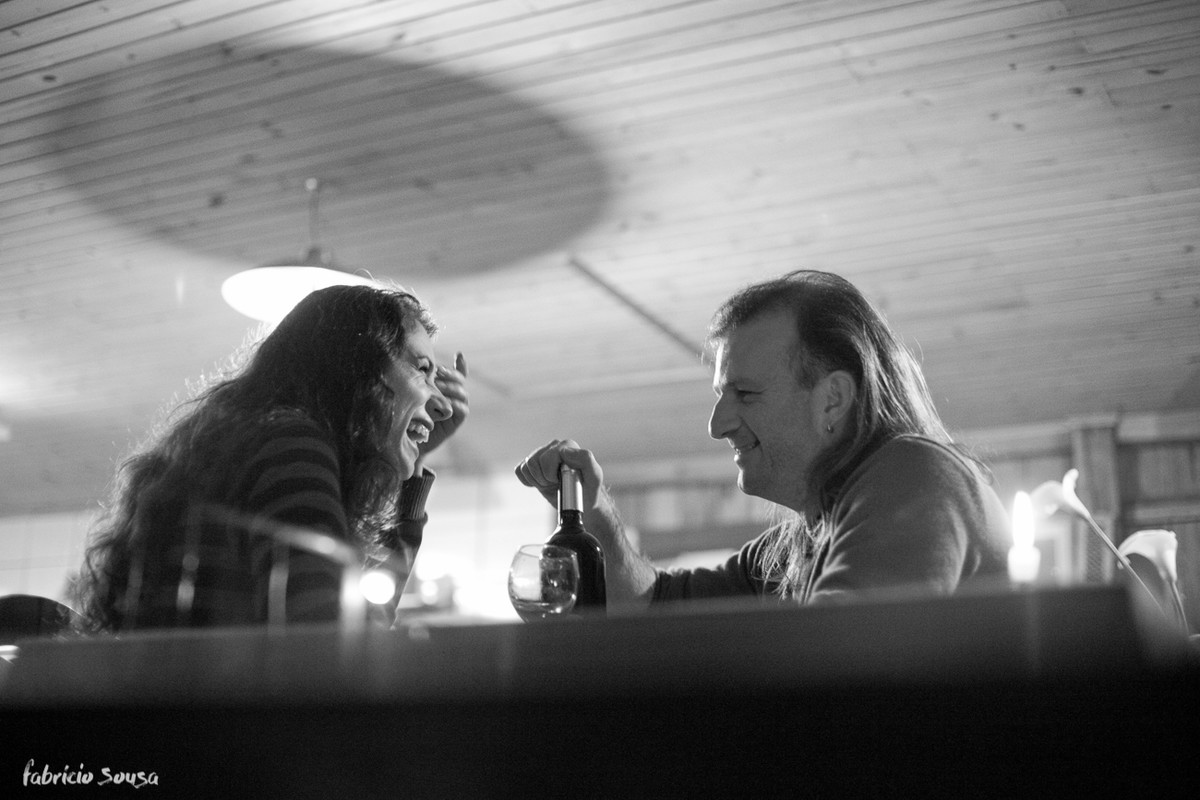 Casal feliz e descontraídos e vinho