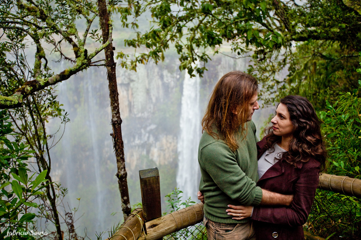 casal de noivos namorando na cachoeira do avencal
