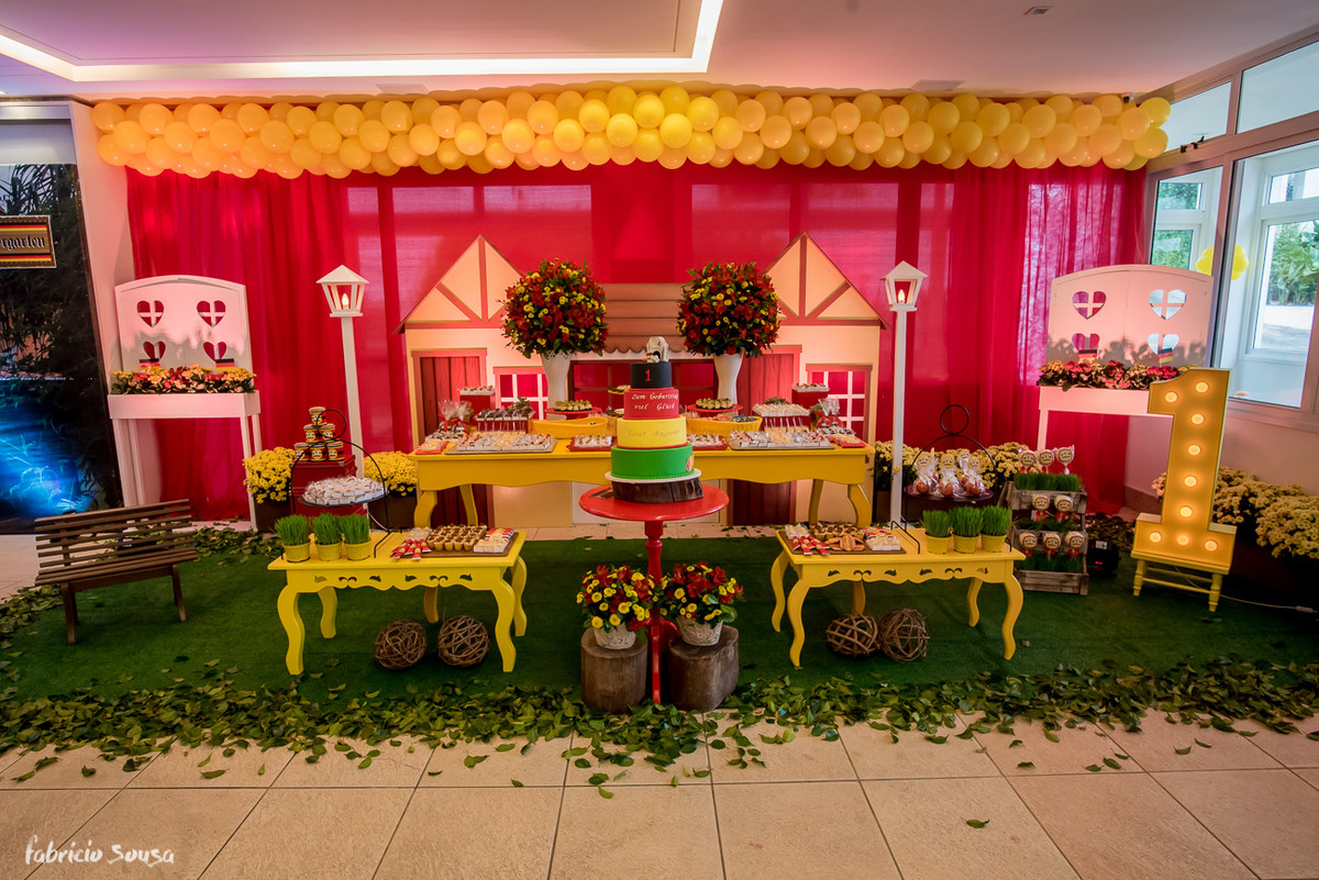 Roberta Almeida arrasando na decoração da festa infantil no estilo germânico
