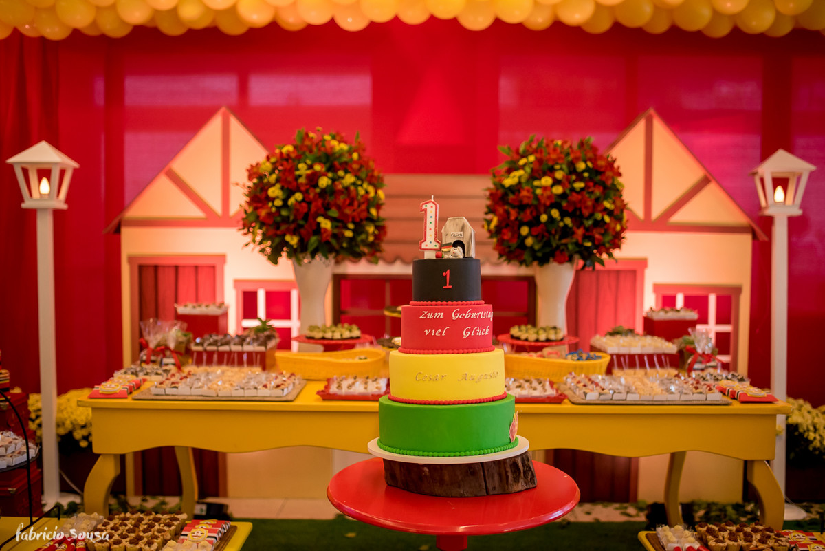 o belo bolo de Chris Vecchi na decoração da Roberta Almeida do Miss Festas