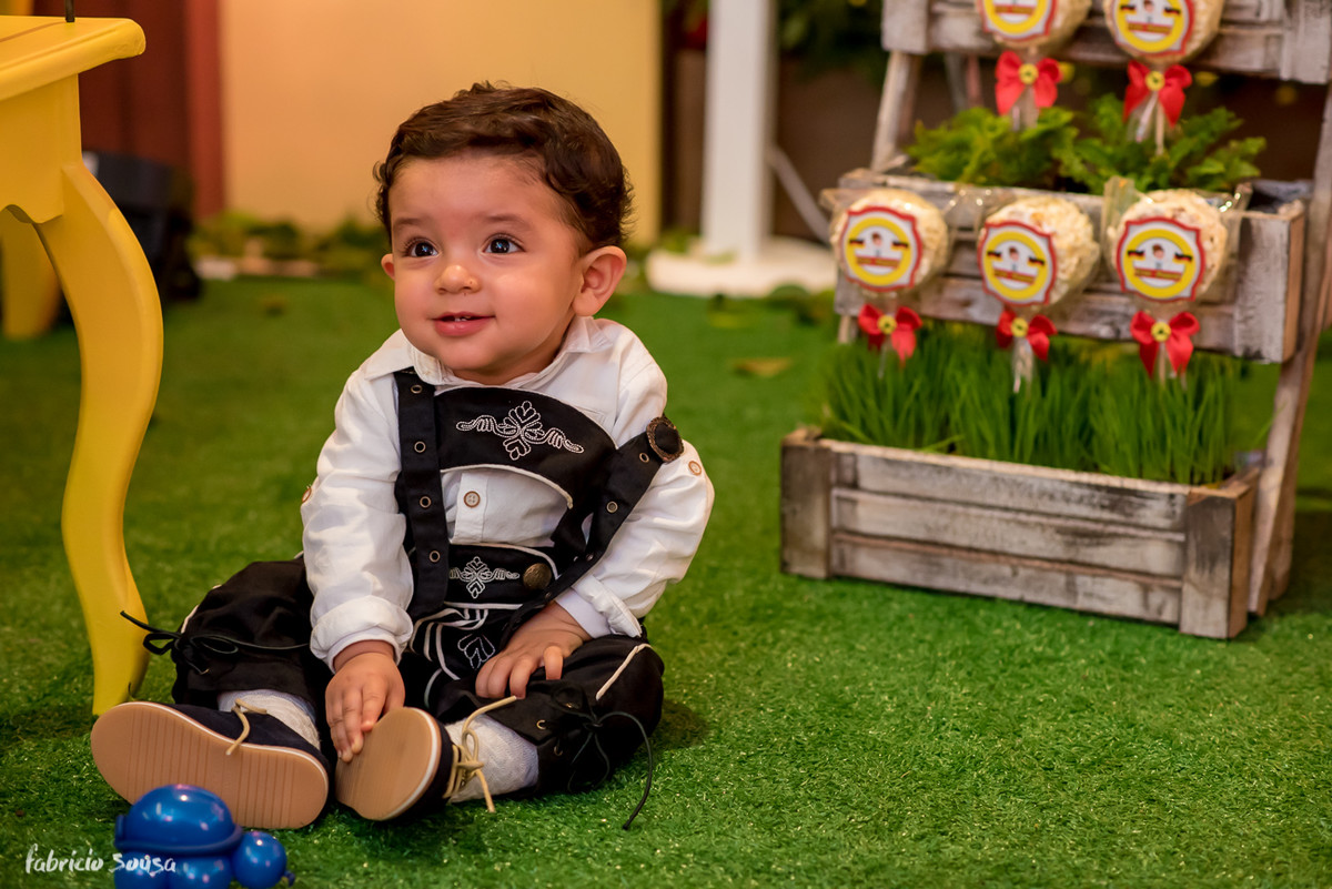 Cesar Augusto o aniversariante brincando no gramado da decoração