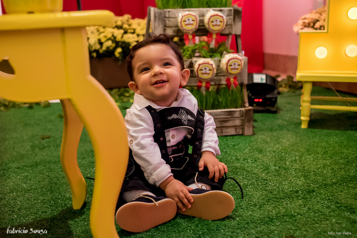 aniversario de 1 ano mas quem disse que o aniversariante Cesar Augusto não curtiu? Olha a carinha de felicidade dele!