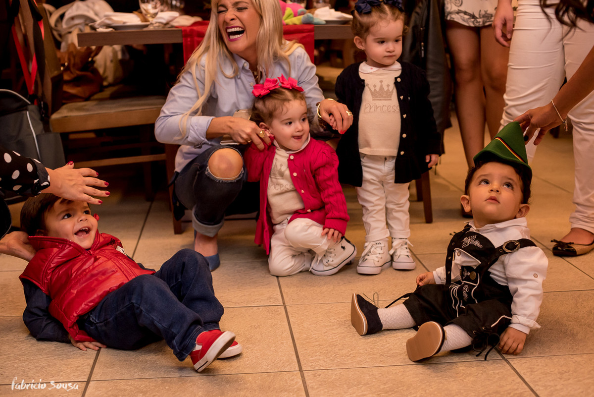 aquela bagunça básica que toda criança faz em festa