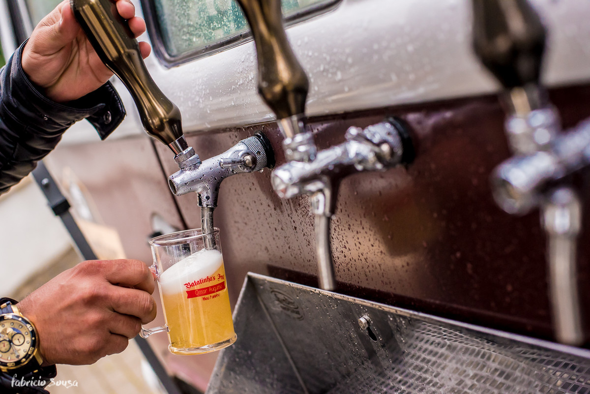 o chopp da Kombeer servido em canecas personalizadas