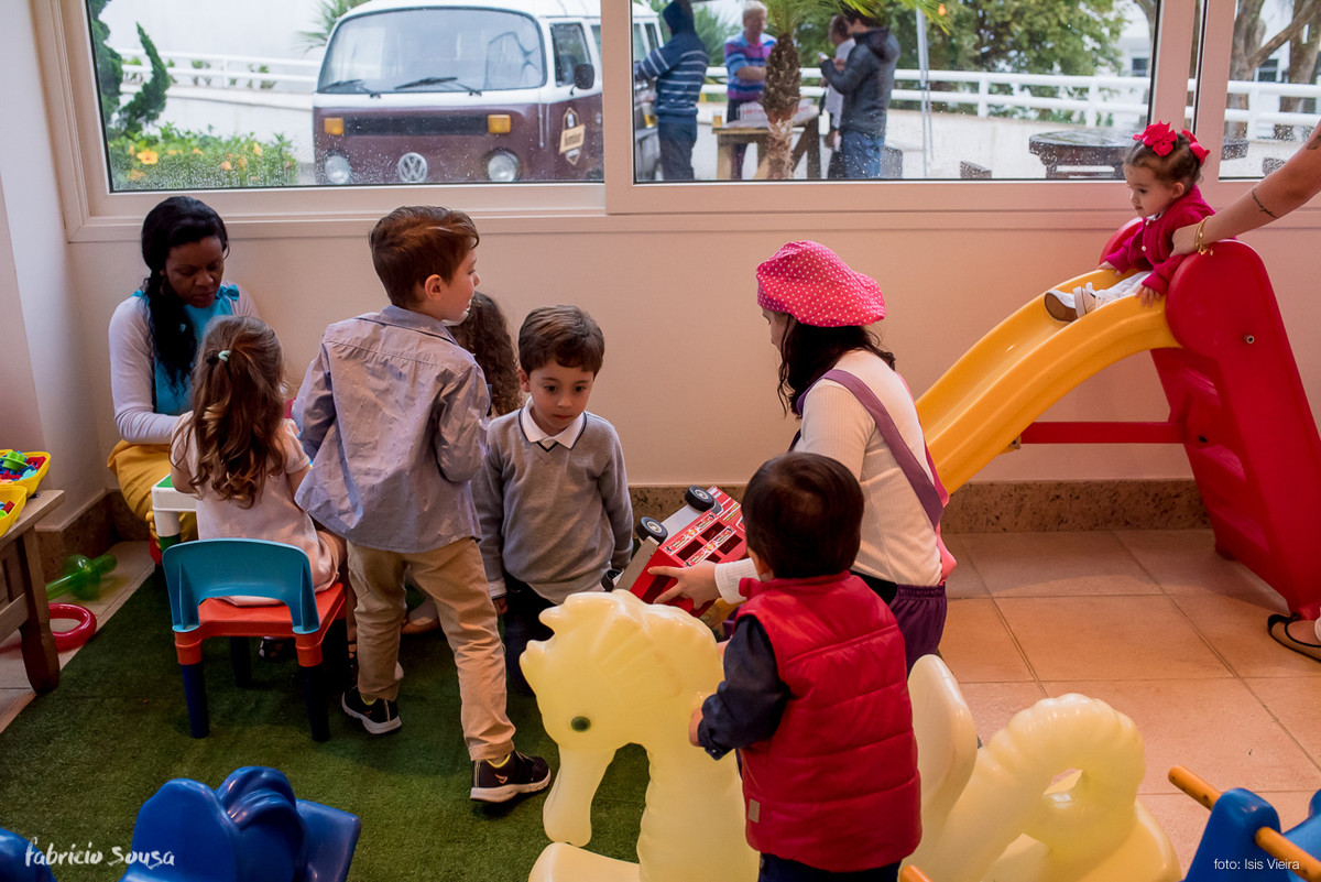 criançada brincando muito no playground