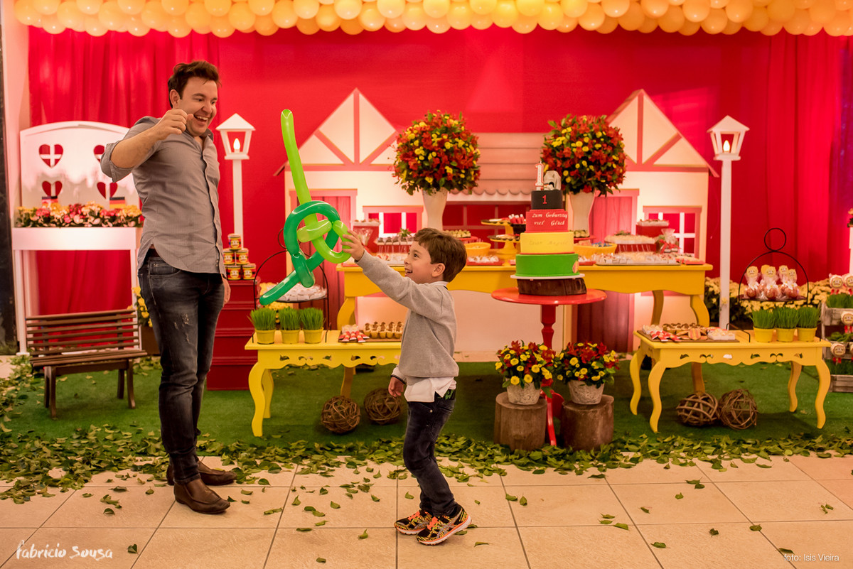hora de brincar de espadas com o papai no meio na festa