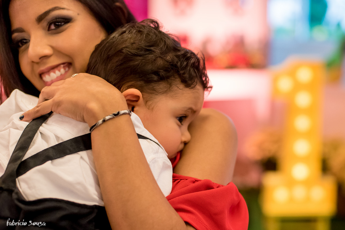 Cesar Augusto no colinho da mamãe na sua festa infantil