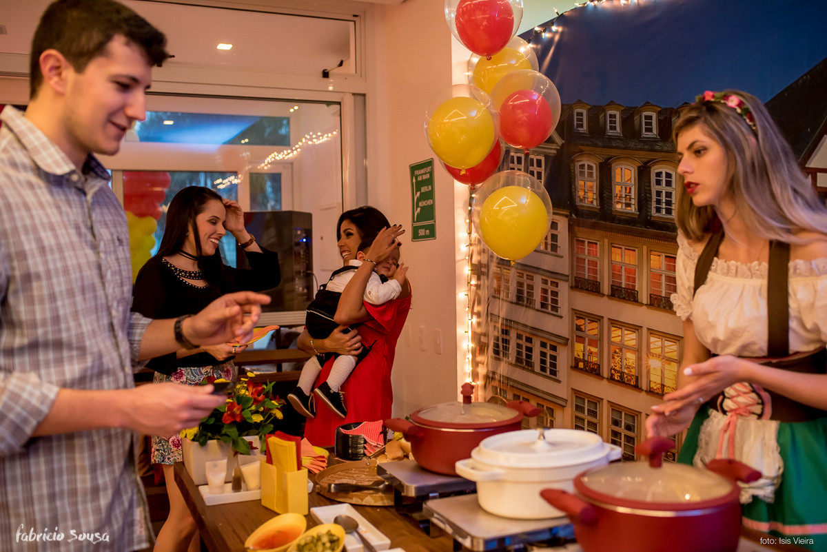 e festa alemã tem que ter muito cachorro quente com molho