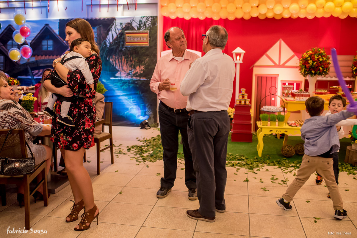 uns conversam, outros brincam e outro descansa