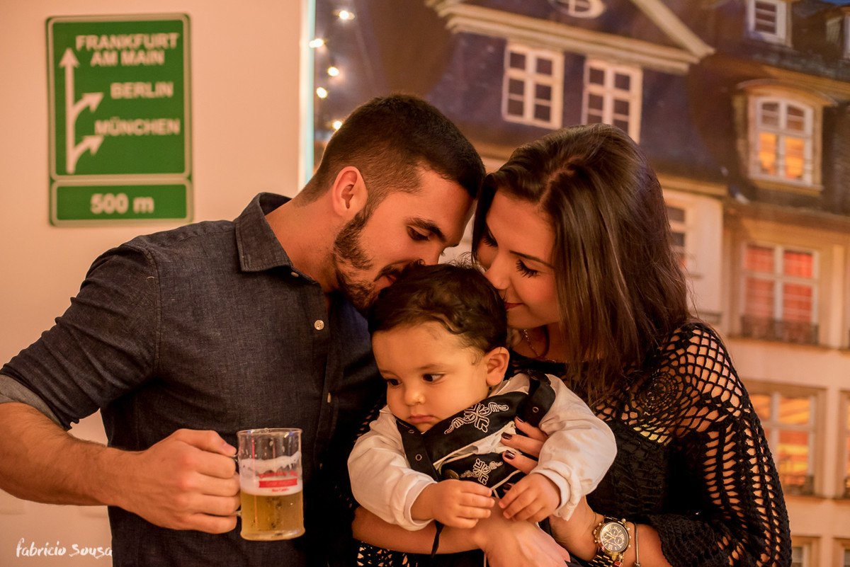 beijinho no aniversariante que tava de olho na cerveja