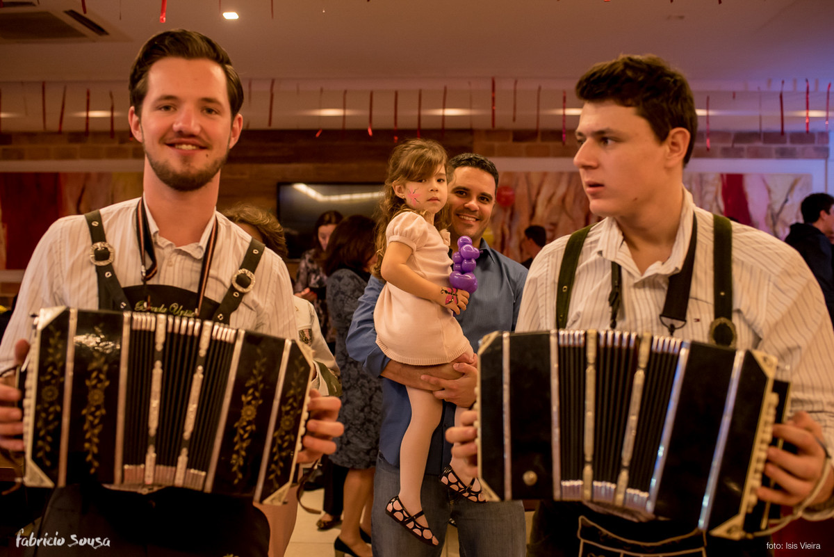 sanfoneiro tocando no meio dos convidados na festa típica alemã