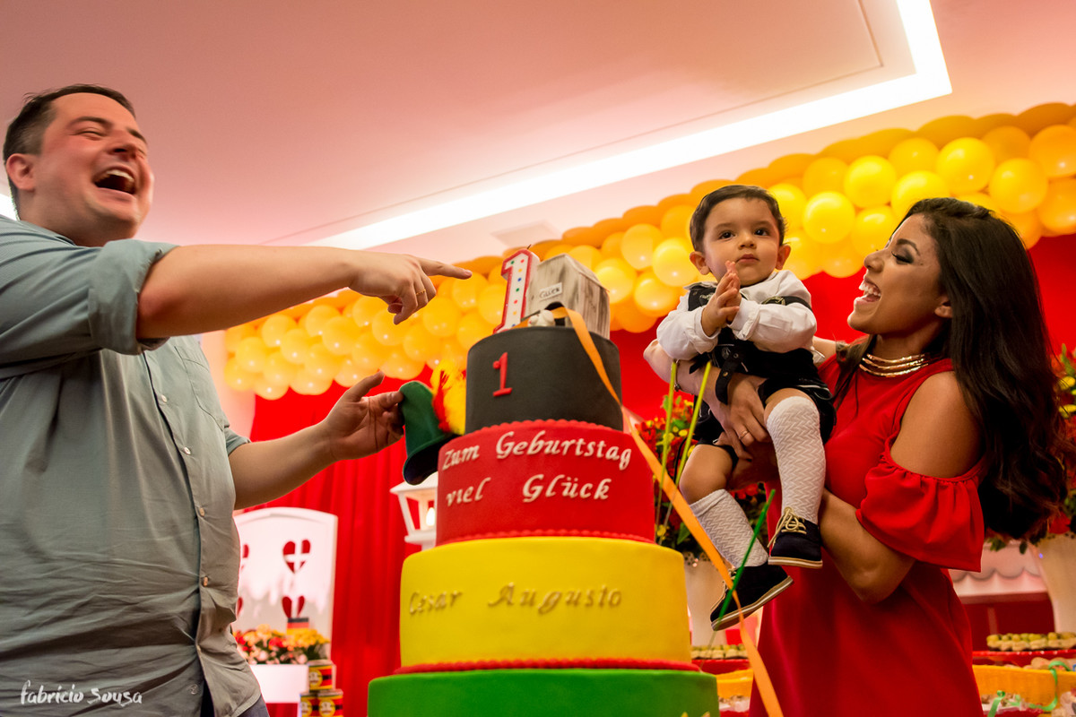papai todo feliz na hora dos parabéns