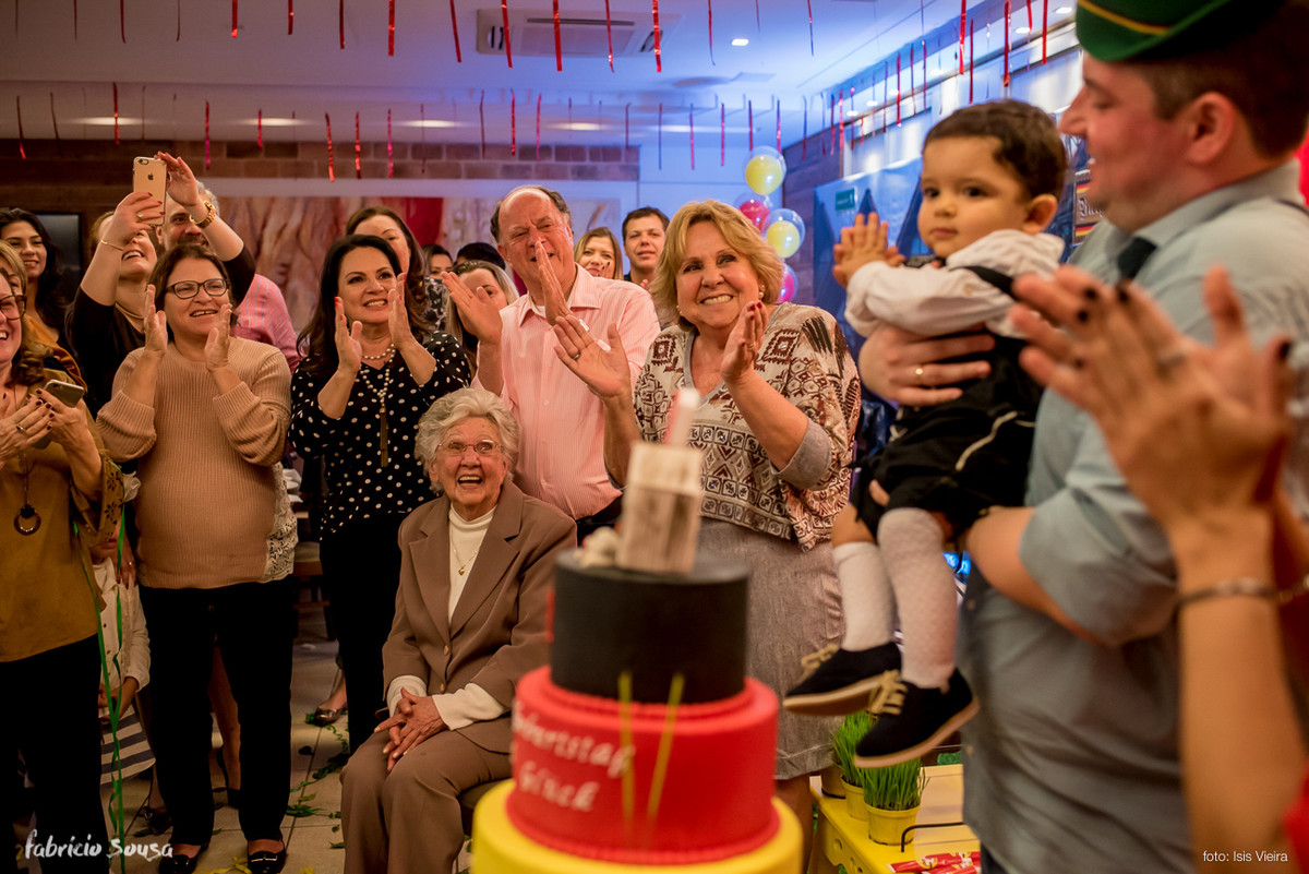 todos os convidados, inclusive os avós e a bisavó, cantando parabéns