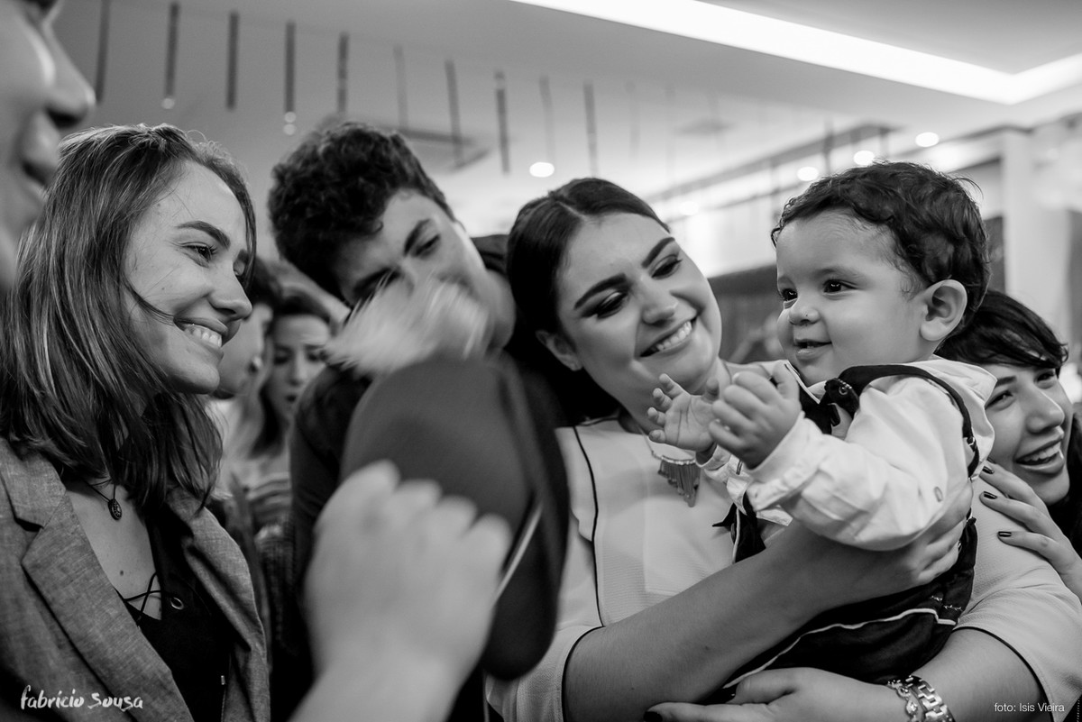 todos os titios "babando" com o bebê no seu primeiro aniversário