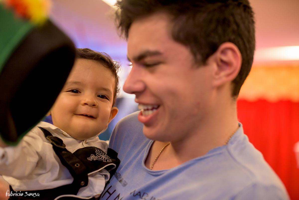 brincadeira do bebe com chapéu e seu padrinho no seu aniversário