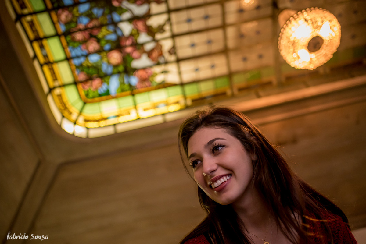 retrato da carol com vitral da alameda casarosa encantando