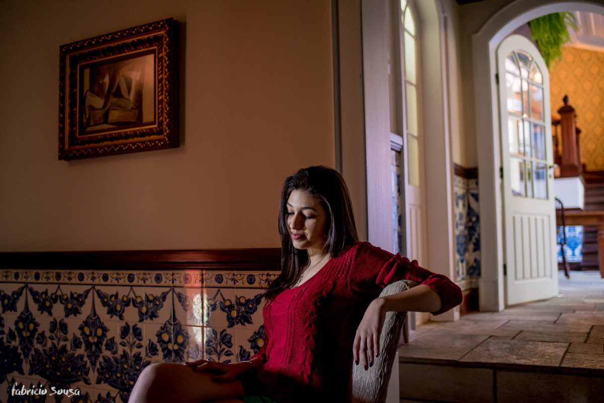 carol sentada no casario antigo a la Amelie Poulain