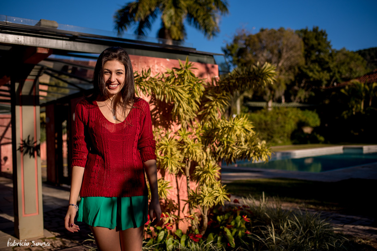 registro da modelo sorridente no jardim da casa