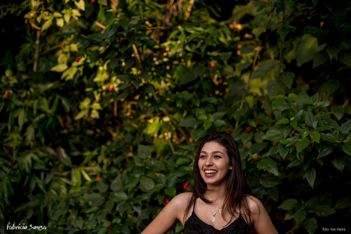 book fotográfico com modelo sorridente no jardim