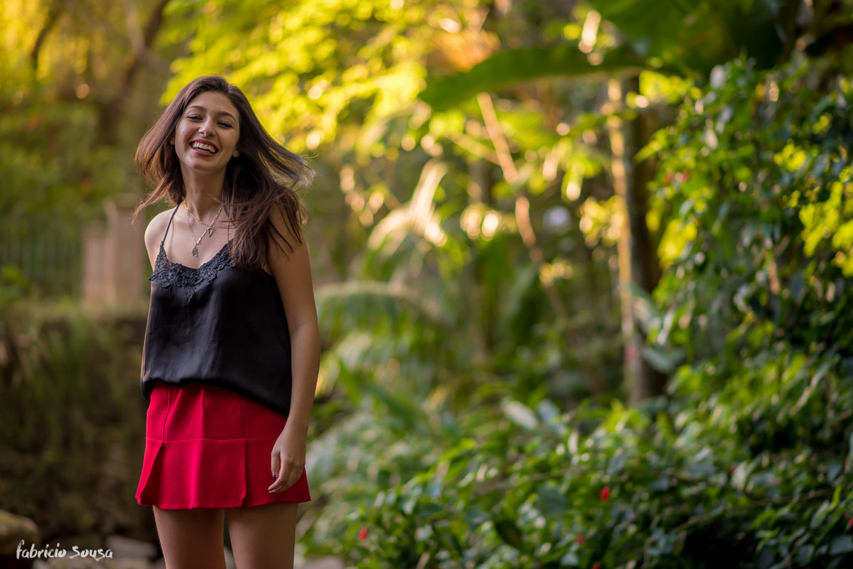 Carol super contente e sorridente no jardim da Alameda Casarosa em Floripa
