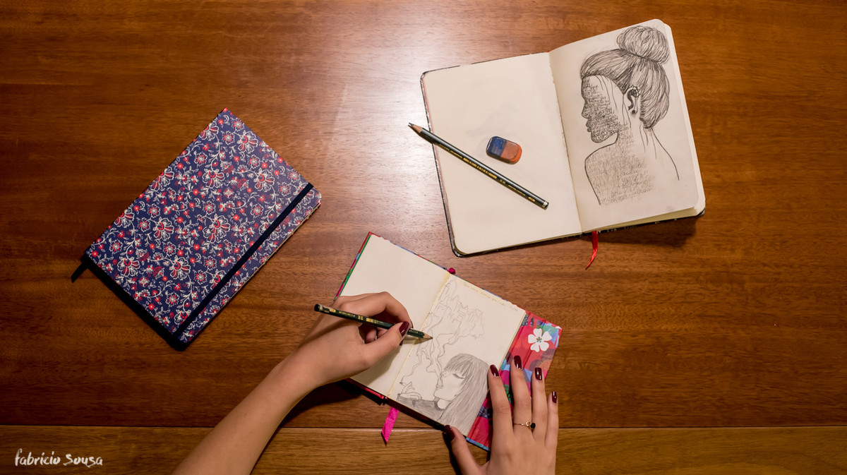 caderno de desenho com detalhe da arte de Carolina Peruzzo