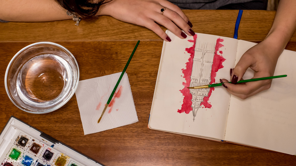 Carolina Peruzzo fazendo sua aquarela no caderno de desenho