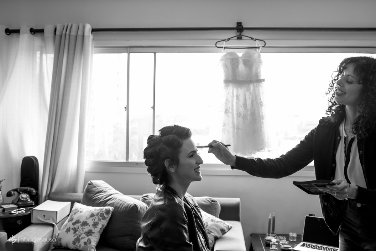 Deri Procópio maquiando a noiva Daniela no seu making of em casa