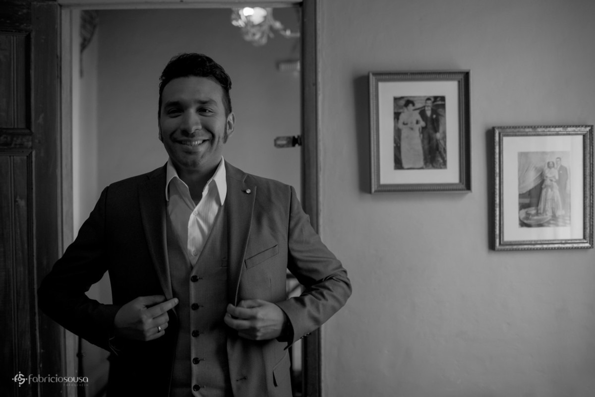 Rodrigo ajusta sua vestimenta