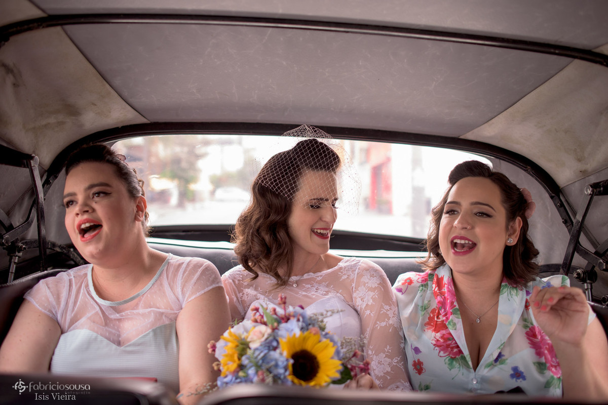 noiva canta com amigas no carro a caminho do seu casamento