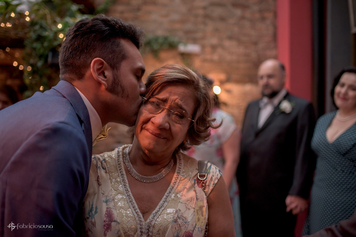 noivo beija sua mamãe que chora emocionada