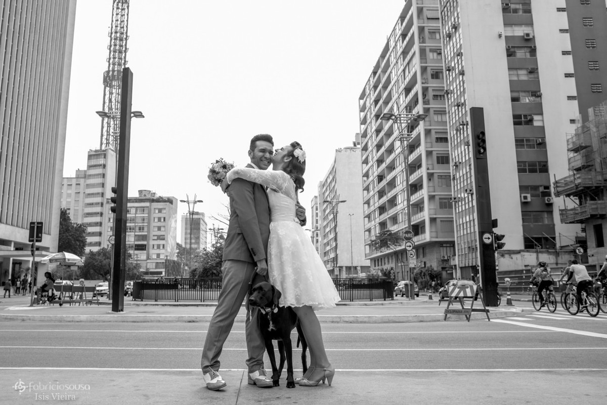 abraço gostoso no ensaio durante o casamento na avenida paulista - cachorro bruce no meio