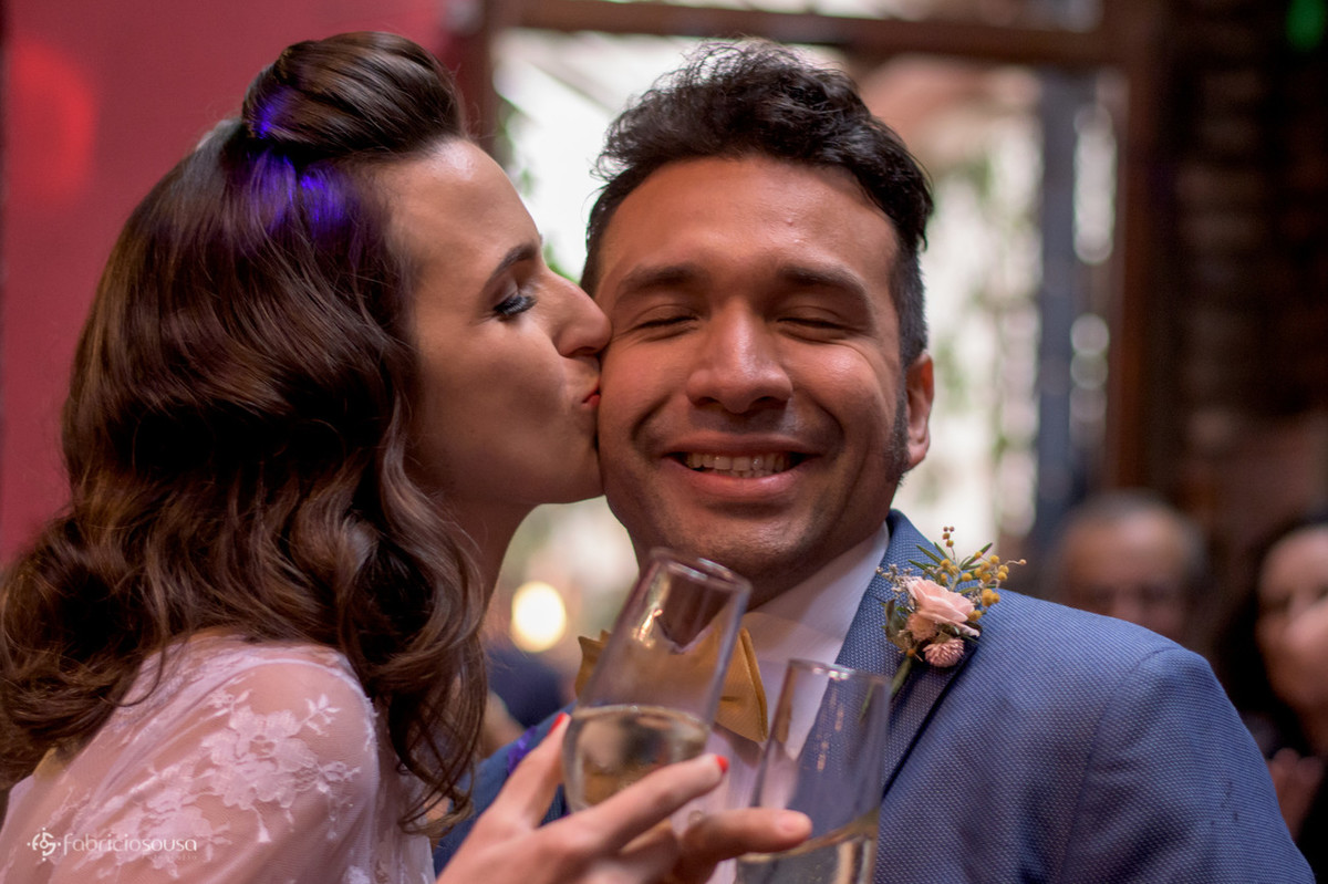 beijo gostoso da noiva durante o brinde