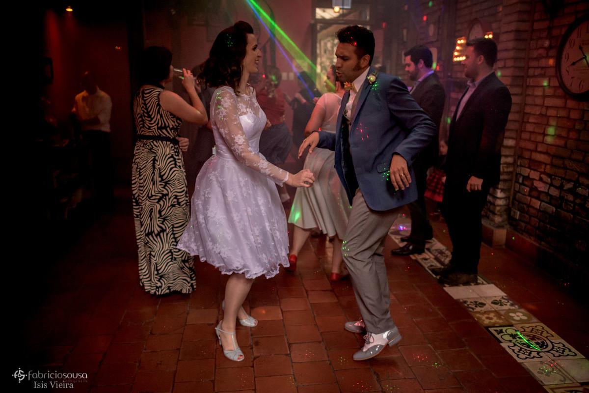 casal estilo vintage dançando rockabilly