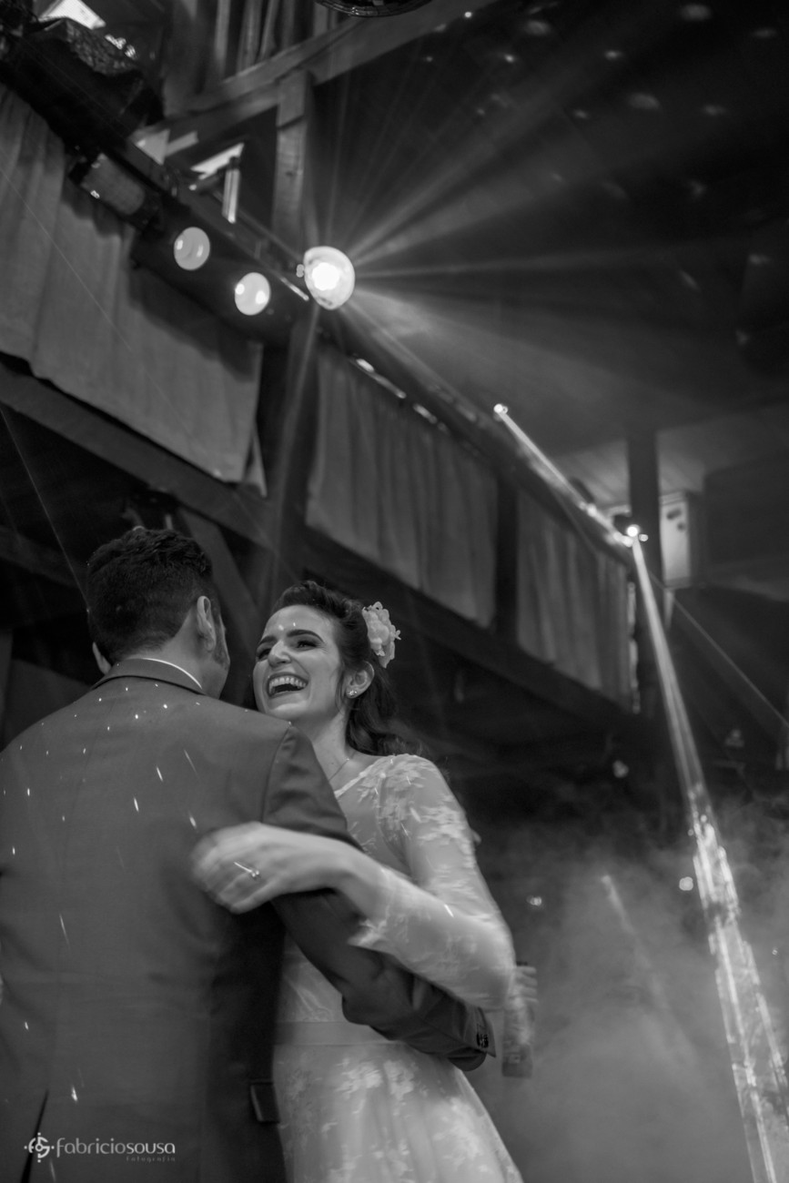 Noiva feliz dança com noivo p