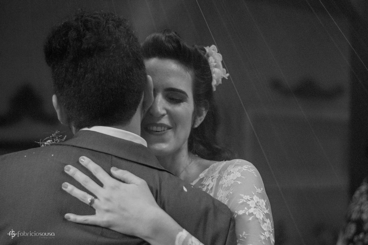 Noiva abraça o noivo carinhosamente black and white