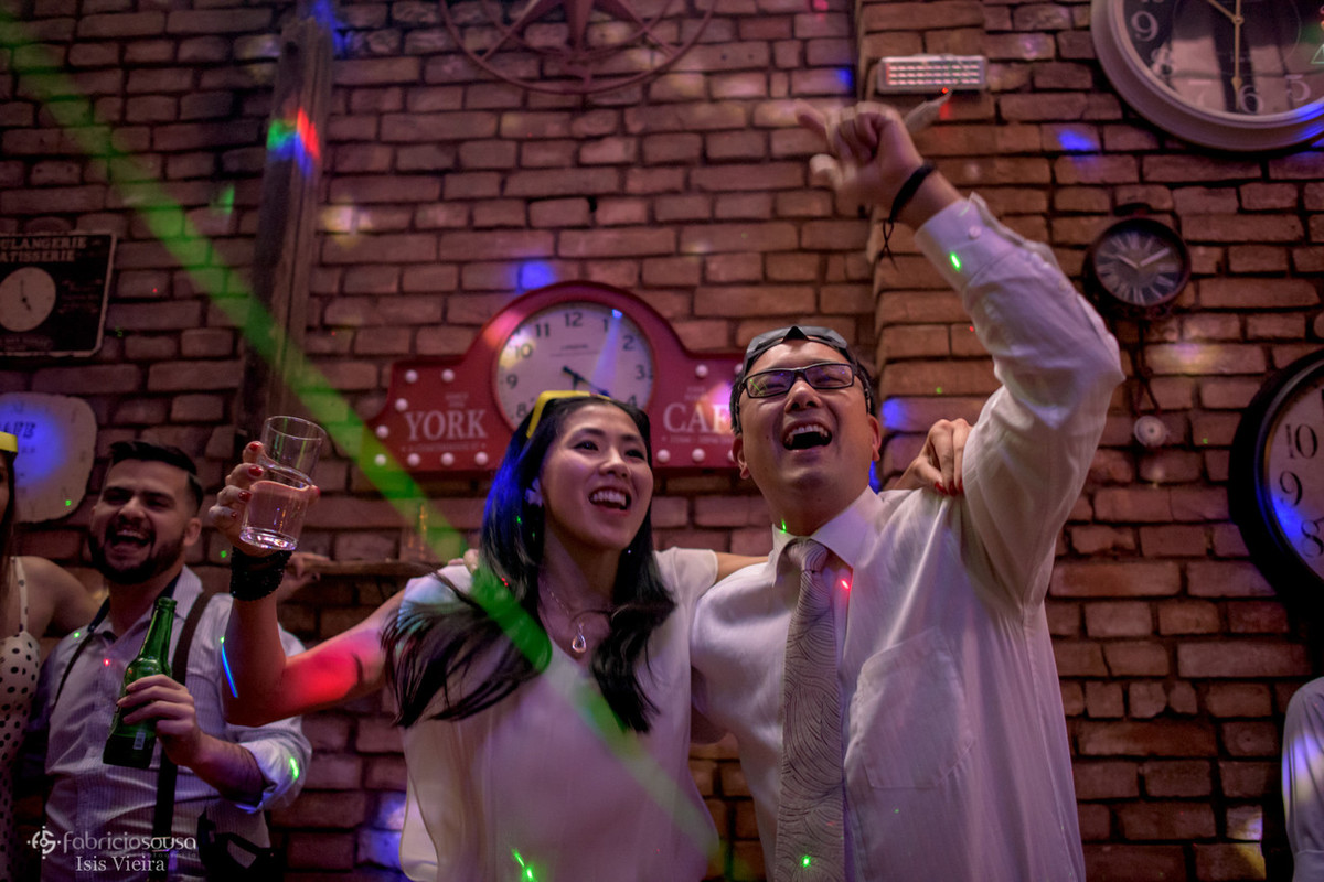 convidados curtindo muito na festa de casamento