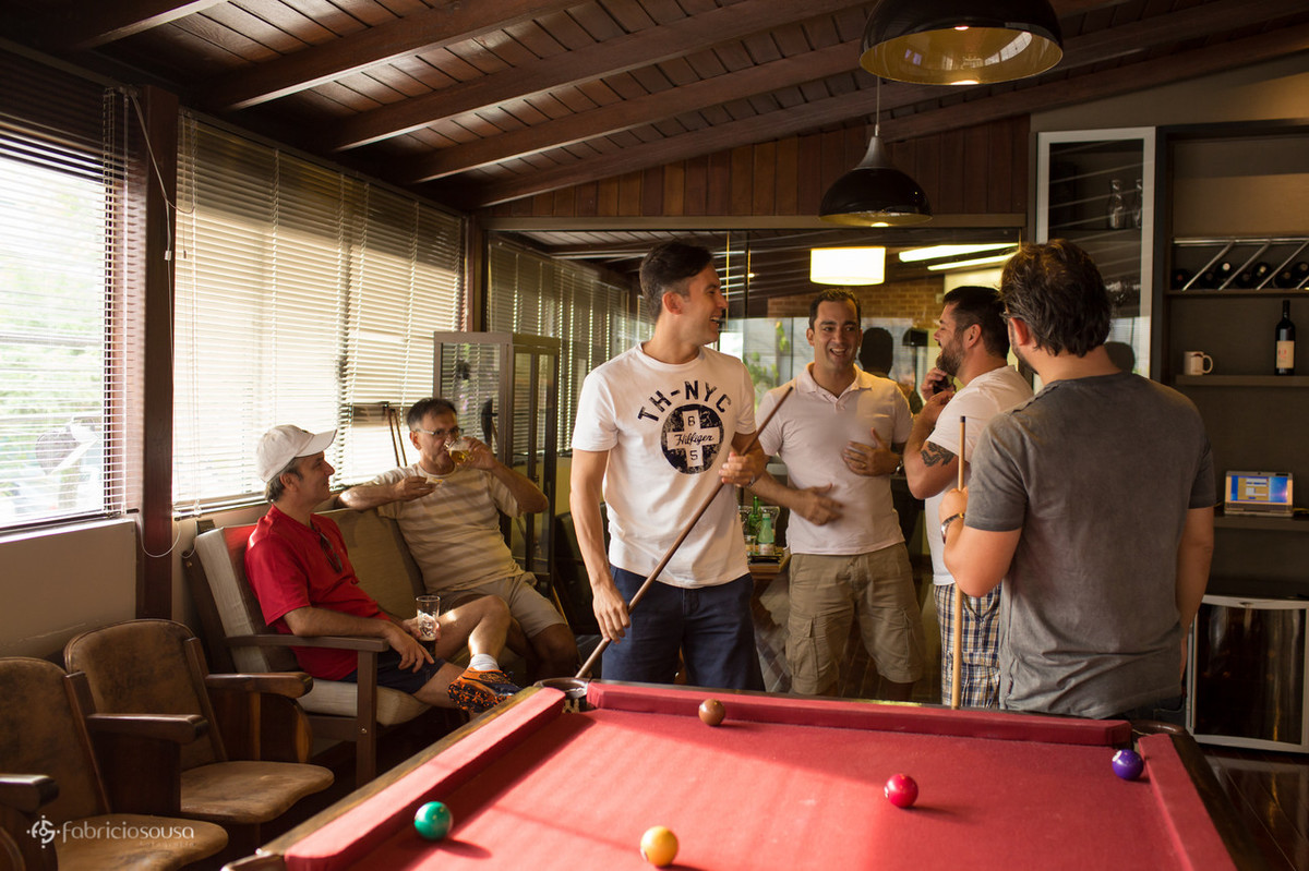 Noivo joga sinuca com os padrinhos e familiares