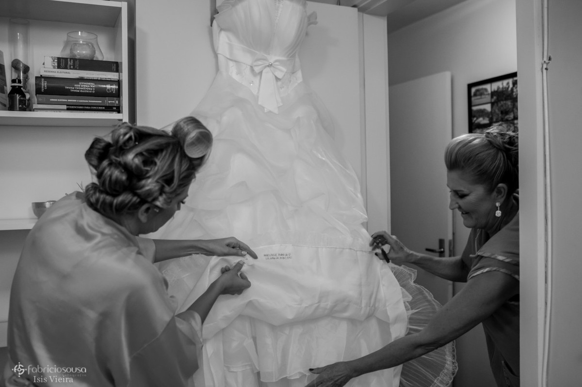 Noiva e mãe checam últimos detalhes do vestido p